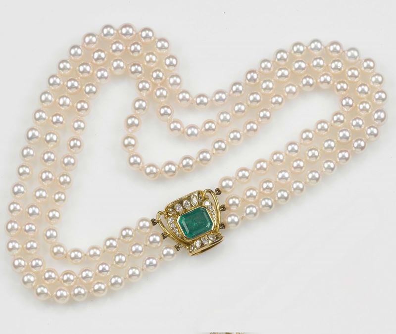 A three-rows cultured pearl necklace with emerald and gold clasp  - Auction Fine Jewels - I - Cambi Casa d'Aste
