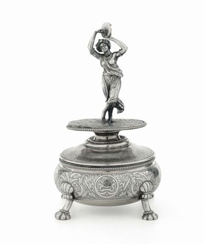 Scatola Circolare con Figura Femminile in Argento Fuso, Sbalzato e Cesellato, Argentiere Pavel Ov...