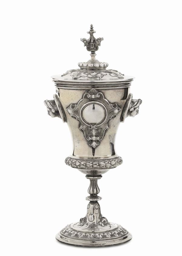 Coppa con coperchio in argento fuso, sbalzato e dorato, punzoni russi (S.Pietroburgo?), XIX-XX secolo