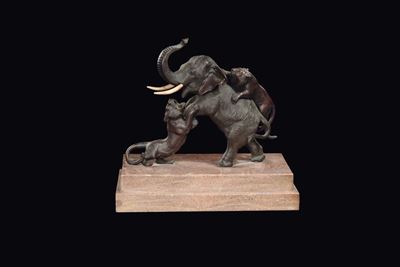 Scultura in Bronzo Raffigurante Elefante Attaccato da Due Tigri, Giappone, Epoca Meiji (1868-1912...