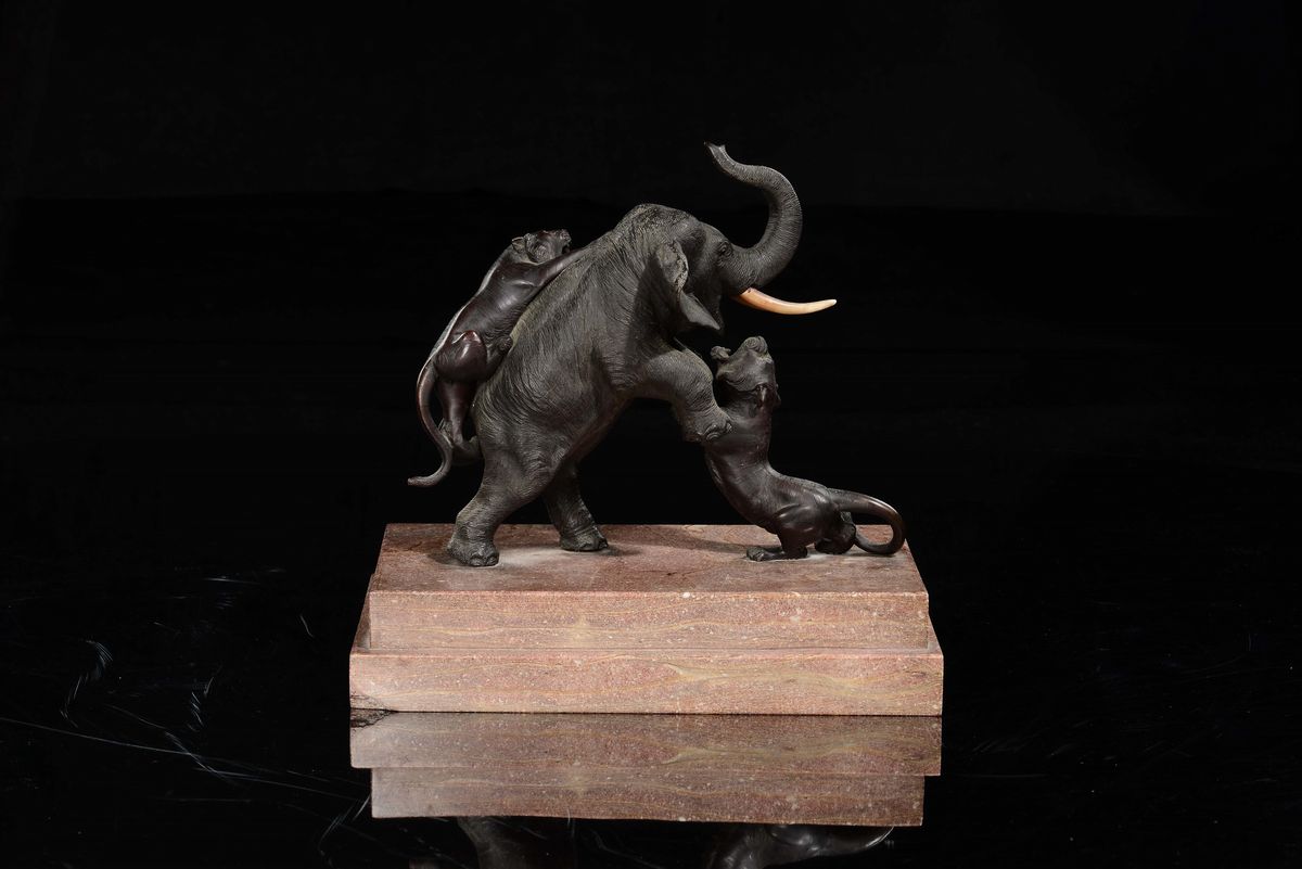 Scultura in Bronzo Raffigurante Elefante Attaccato da Due Tigri, Giappone, Epoca Meiji (1868-1912...