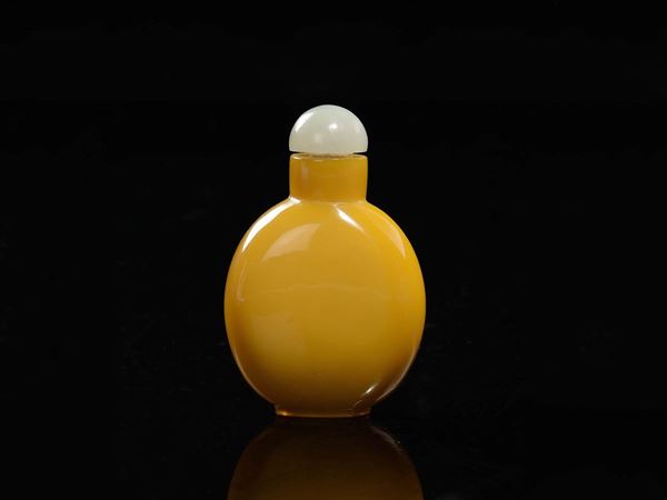A yellow glass snuff bottle with white jade stopper, China, Qing, Dynasty, 19th century