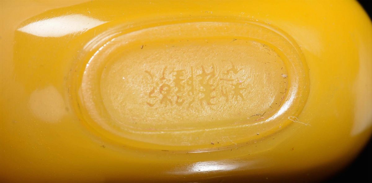 Snuff Bottle in Vetro Giallo con Tappo in Giada Bianca, Cina, Dinastia Qing, XIX Secolo