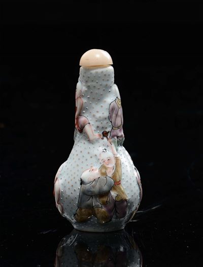 Snuff Bottle in Porcellana Policroma con Bambini che Giocano, Cina, XX Secolo