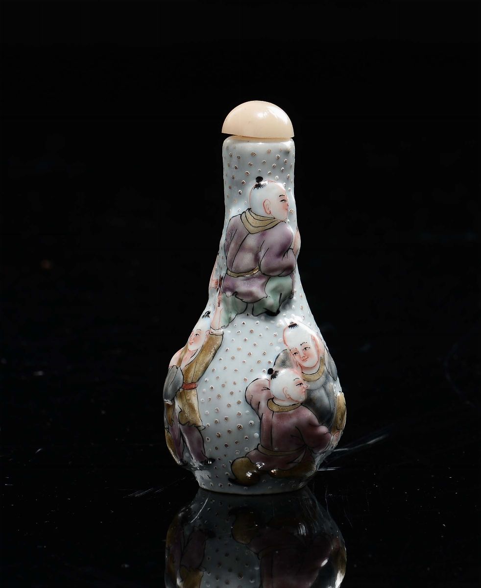 Snuff Bottle in Porcellana Policroma con Bambini che Giocano, Cina, XX Secolo