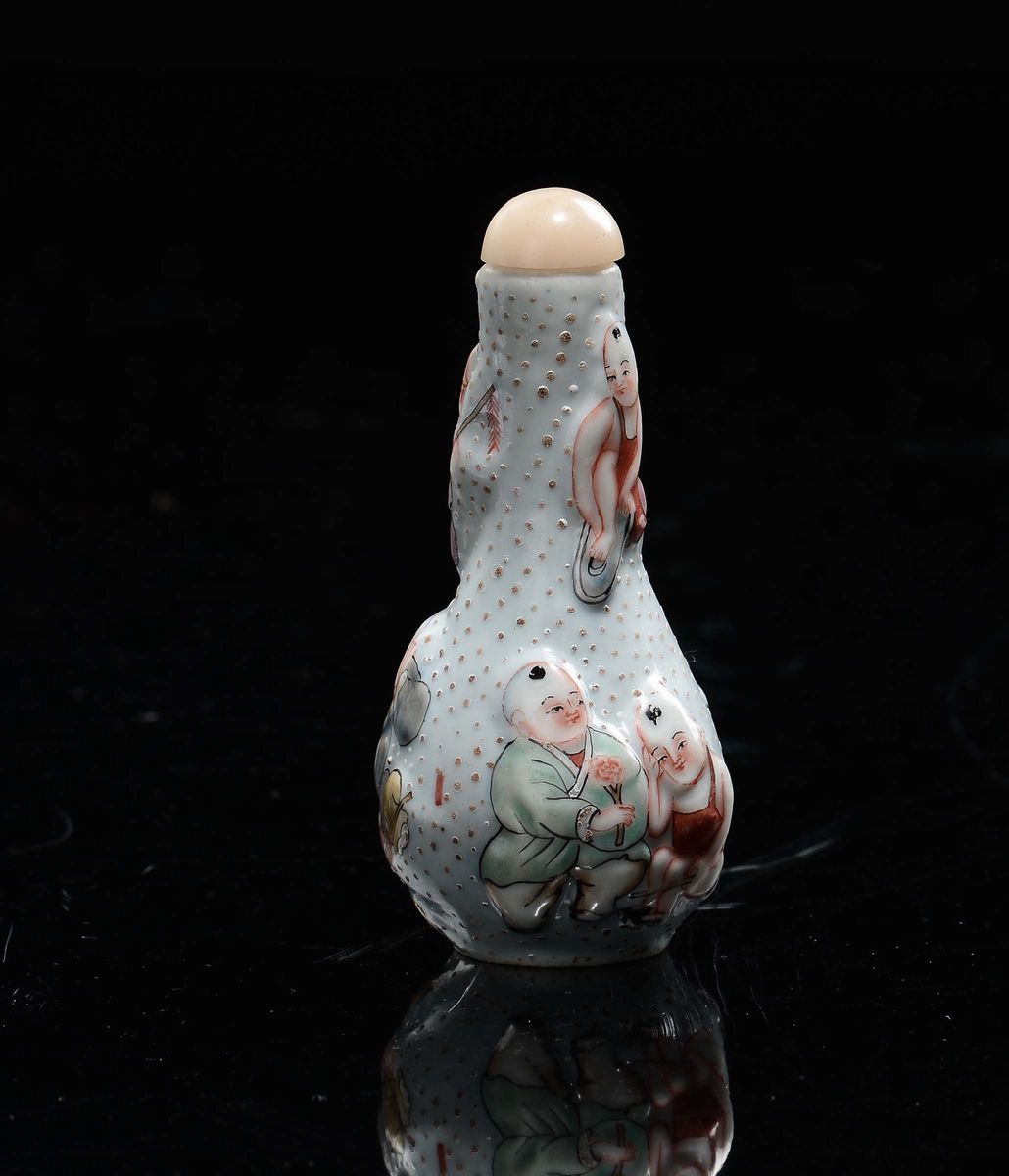 Snuff Bottle in Porcellana Policroma con Bambini che Giocano, Cina, XX Secolo