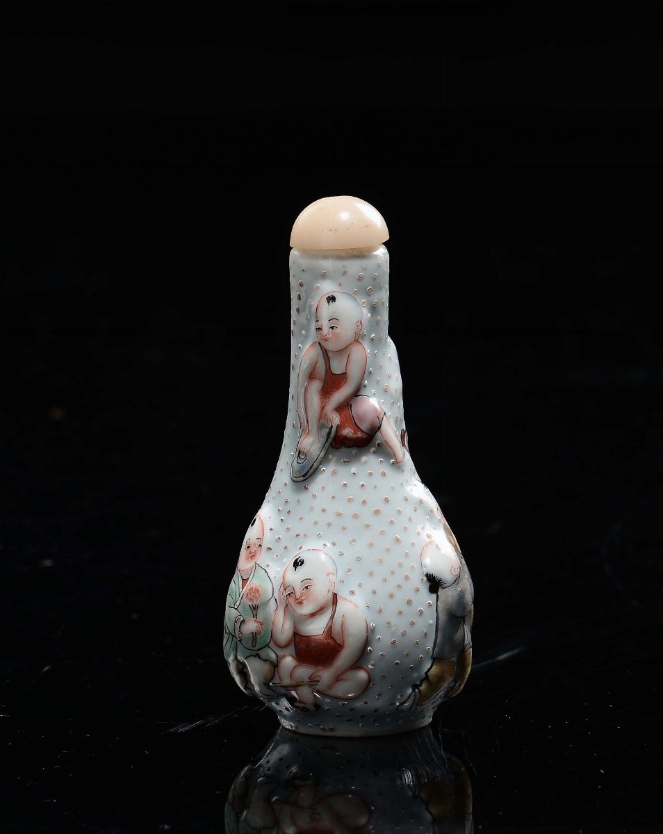 Snuff Bottle in Porcellana Policroma con Bambini che Giocano, Cina, XX Secolo