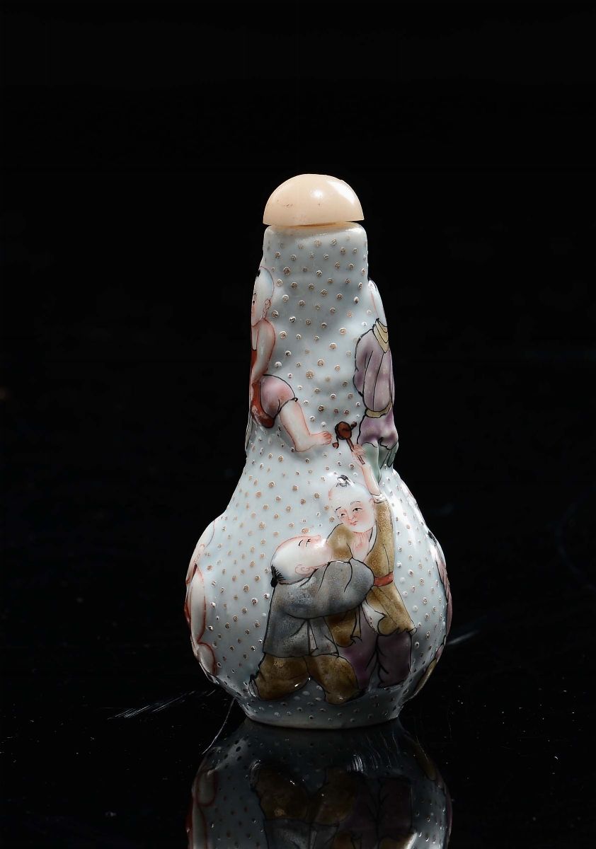 Snuff Bottle in Porcellana Policroma con Bambini che Giocano, Cina, XX Secolo