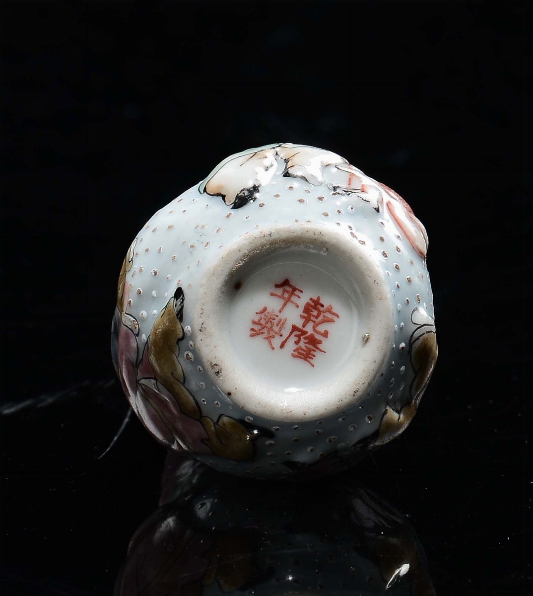 Snuff Bottle in Porcellana Policroma con Bambini che Giocano, Cina, XX Secolo