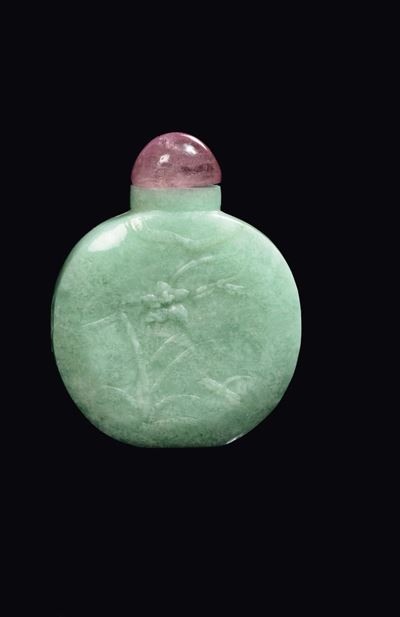 Snuff bottle in giadeite verde con tappo rosa, incisioni di saggi e alberi, Cina, Dinastia Qing, ...