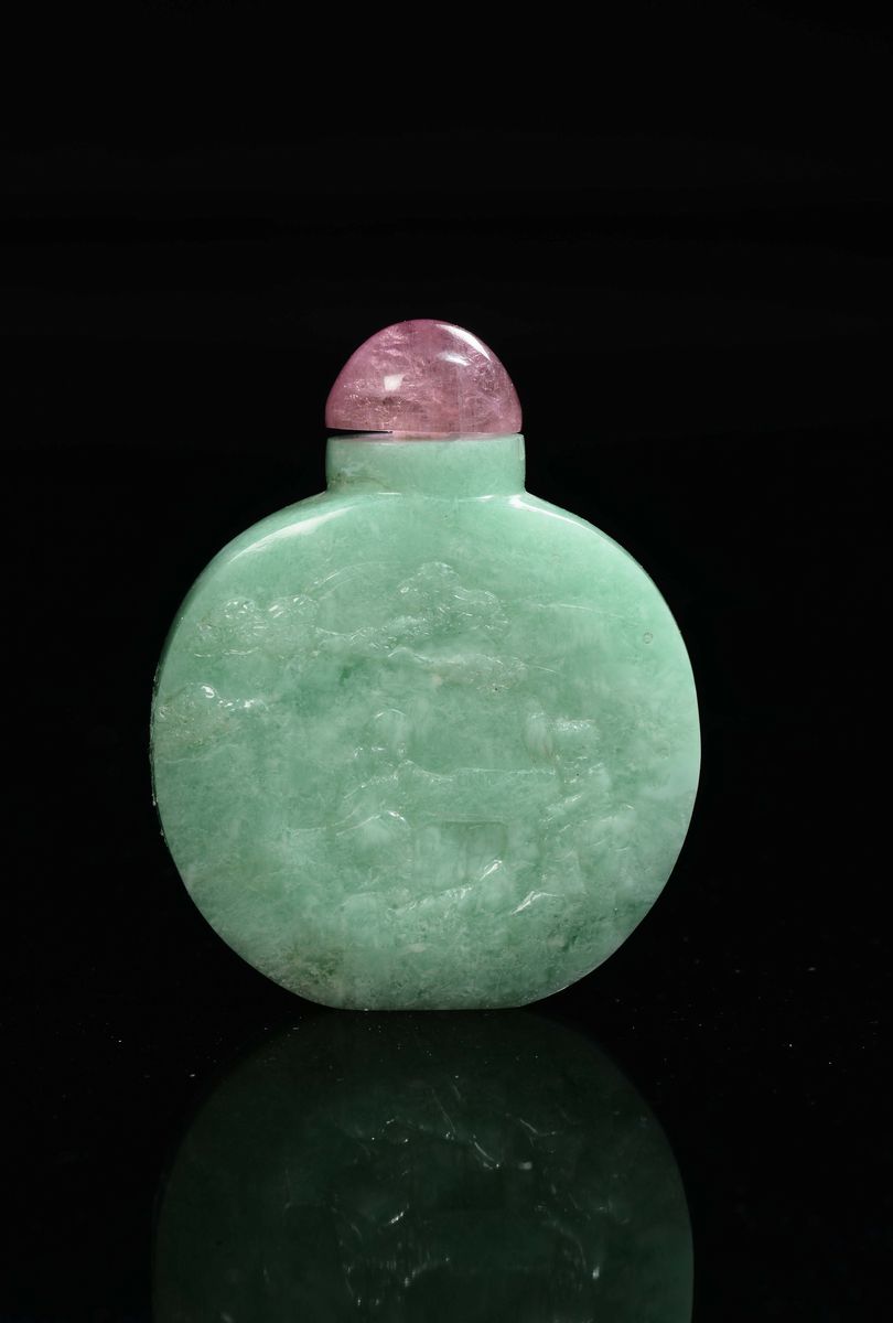 Snuff bottle in giadeite verde con tappo rosa, incisioni di saggi e alberi, Cina, Dinastia Qing, ...