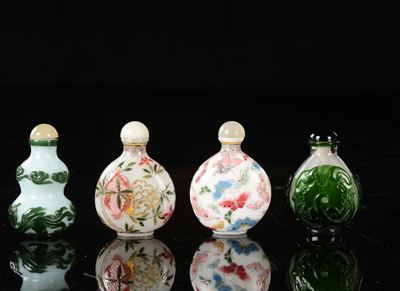 Quattro Snuff Bottles in Vetro Inciso e Dipinto, Cina, XX Secolo