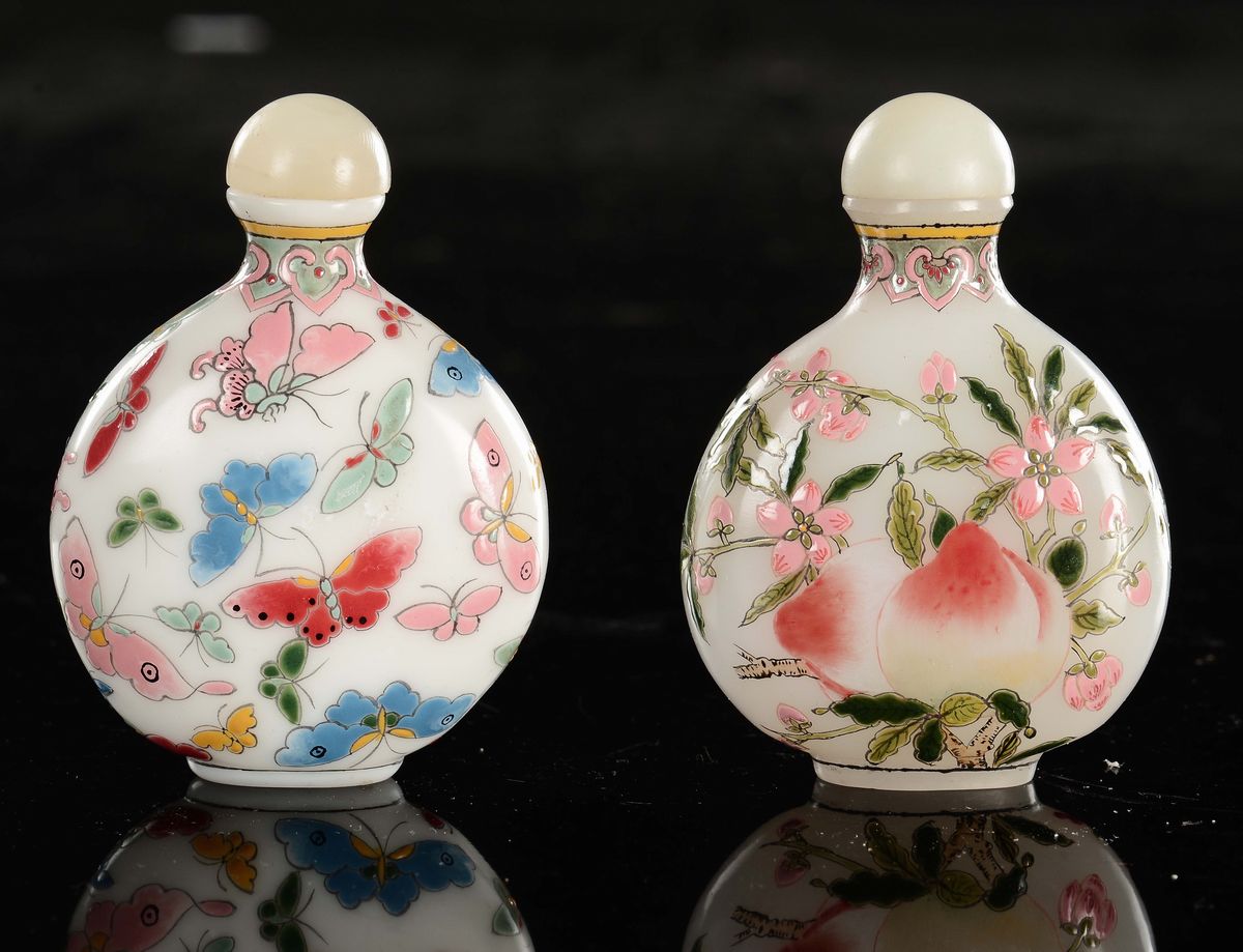 Quattro Snuff Bottles in Vetro Inciso e Dipinto, Cina, XX Secolo
