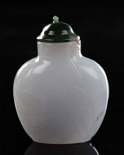 Snuff Bottle in Agata Azzurra Invetriata con Tappo Verde, Cina, Dinastia Qing, XIX Secolo