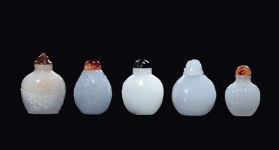 Cina, Dinastia Qing, Cinque snuff bottles in agata celeste, XIX secolo