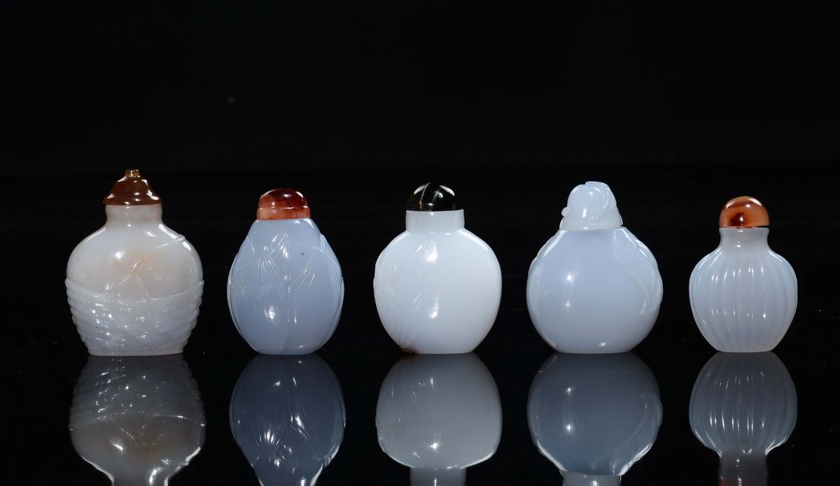 Cina, Dinastia Qing, Cinque snuff bottles in agata celeste, XIX secolo