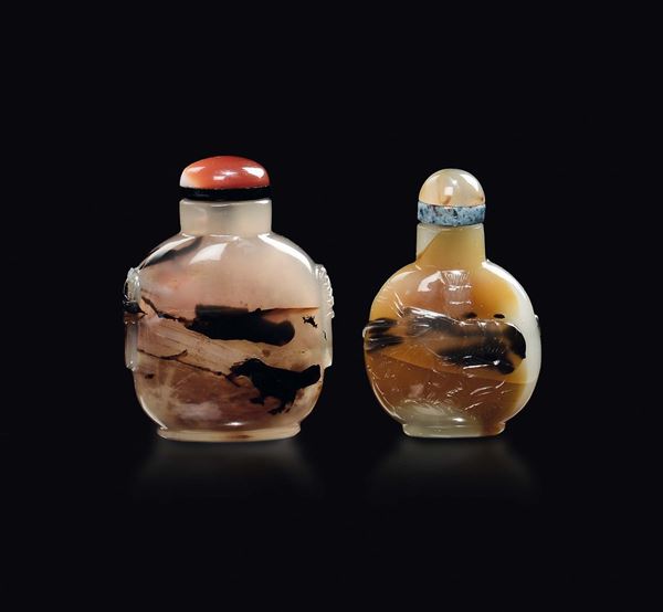 Due snuff bottles in agata una con uccellini e una con aragosta, Cina, Dinastia Qing, XIX secolo