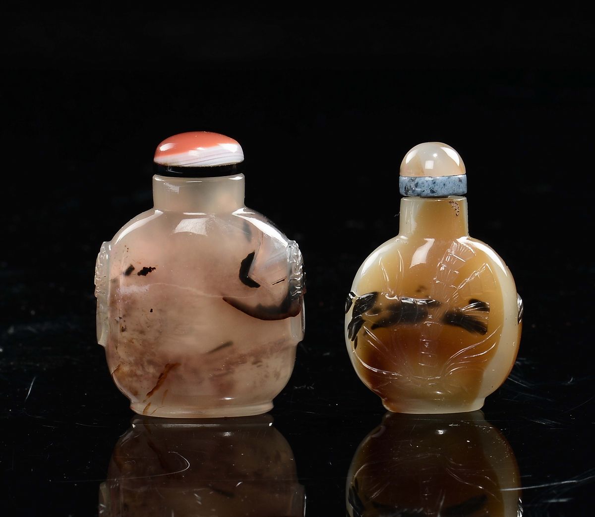 Due Snuff Bottles in Agata una con Uccellini e una con Aragosta, Cina, Dinastia Qing, XIX Secolo