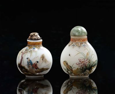Due Snuff Bottles una in Porcellana e una in Vetro con Pescatori e Ninfee, Cina, XX Secolo
