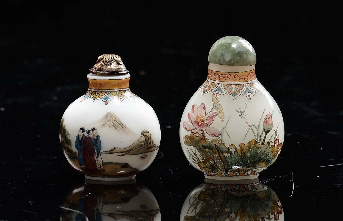 Due Snuff Bottles una in Porcellana e una in Vetro con Pescatori e Ninfee, Cina, XX Secolo