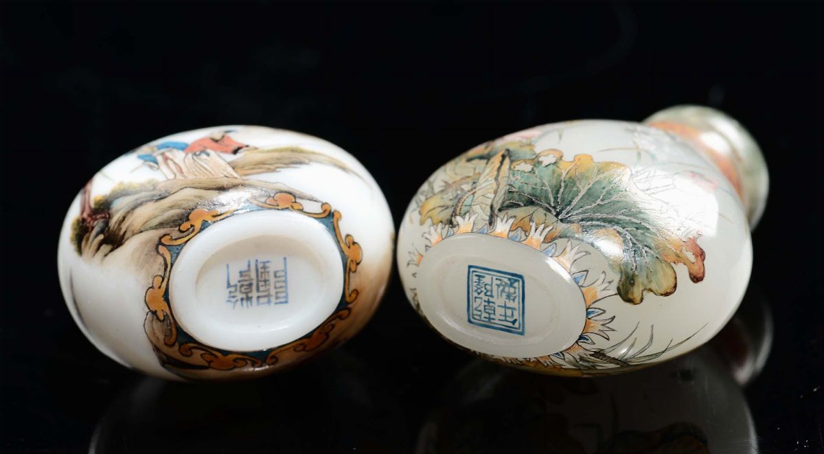 Due Snuff Bottles una in Porcellana e una in Vetro con Pescatori e Ninfee, Cina, XX Secolo