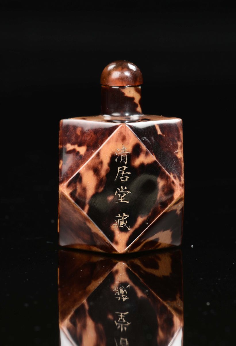 Cina, Snuff bottle in tartaruga poliedrica con iscrizioni, Dinastia Qing, periodo Guangxu (1875-1...