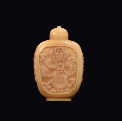 Snuff bottle in becco di tucano decorata con draghi e pipistrelli rossi, Cina, Dinastia Qing, XIX...