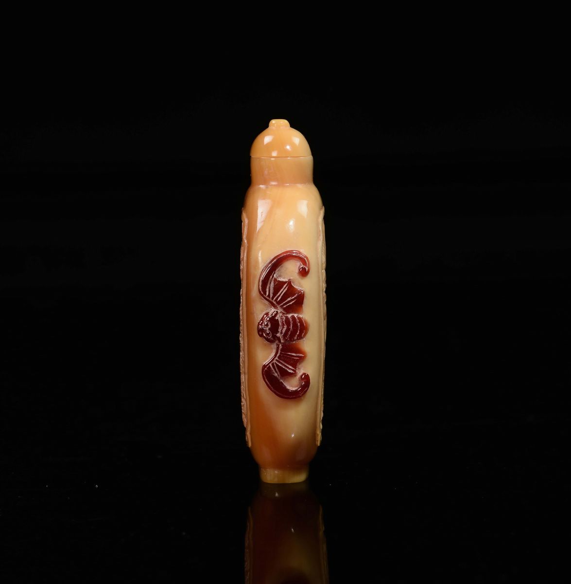 Snuff bottle in becco di tucano decorata con draghi e pipistrelli rossi, Cina, Dinastia Qing, XIX...