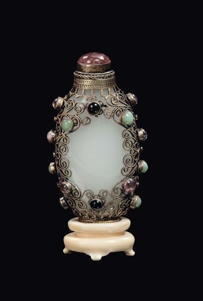 Snuff Bottle in Giada Bianca Montata in Argento con Pietre Dure e Basetta in Avorio, Cina, Dinast...