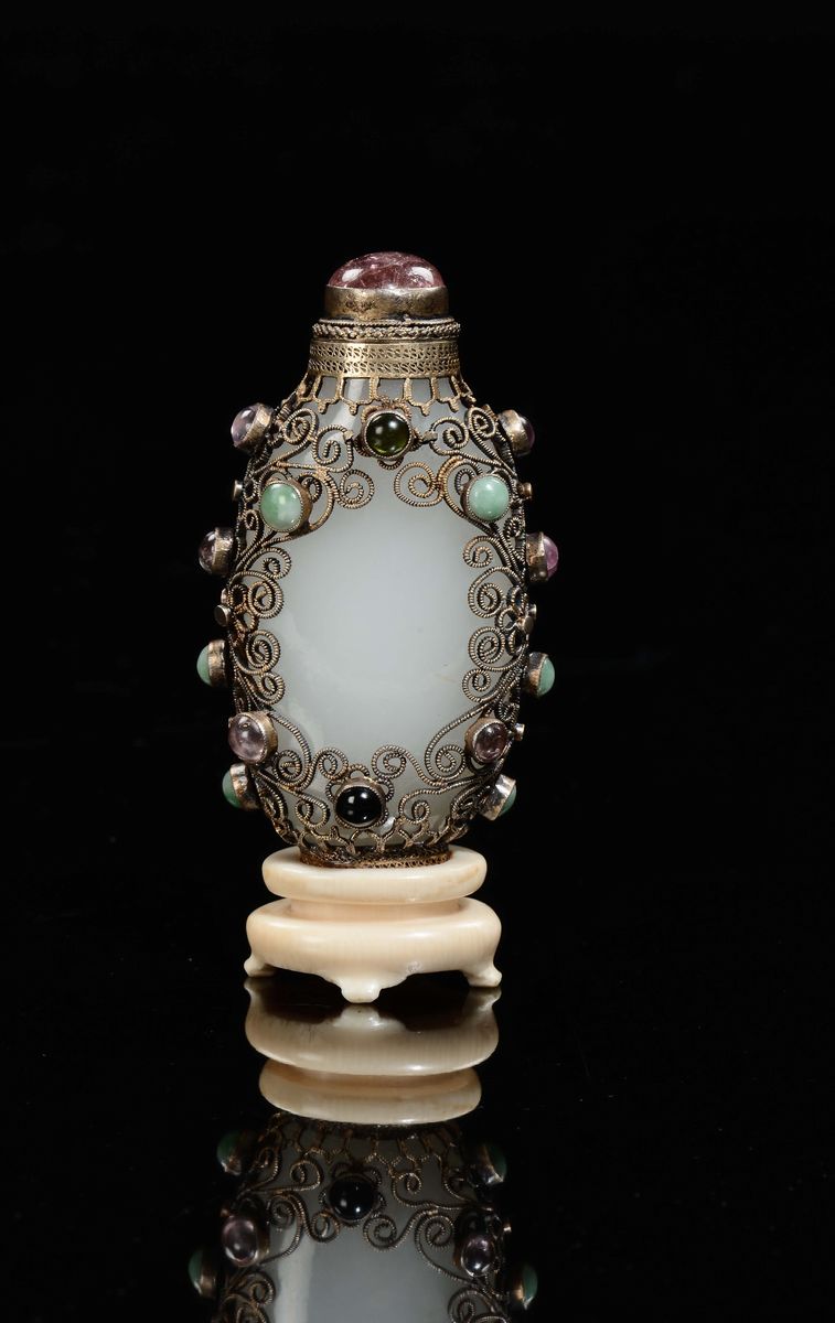 Snuff Bottle in Giada Bianca Montata in Argento con Pietre Dure e Basetta in Avorio, Cina, Dinast...