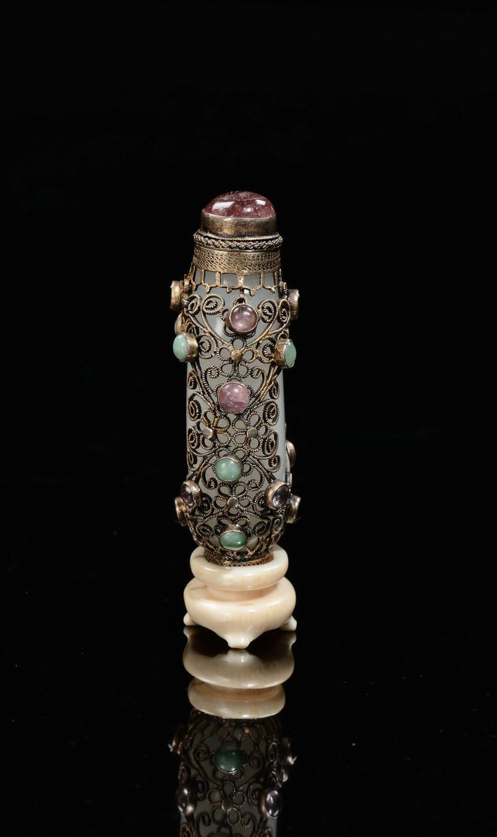 Snuff Bottle in Giada Bianca Montata in Argento con Pietre Dure e Basetta in Avorio, Cina, Dinast...
