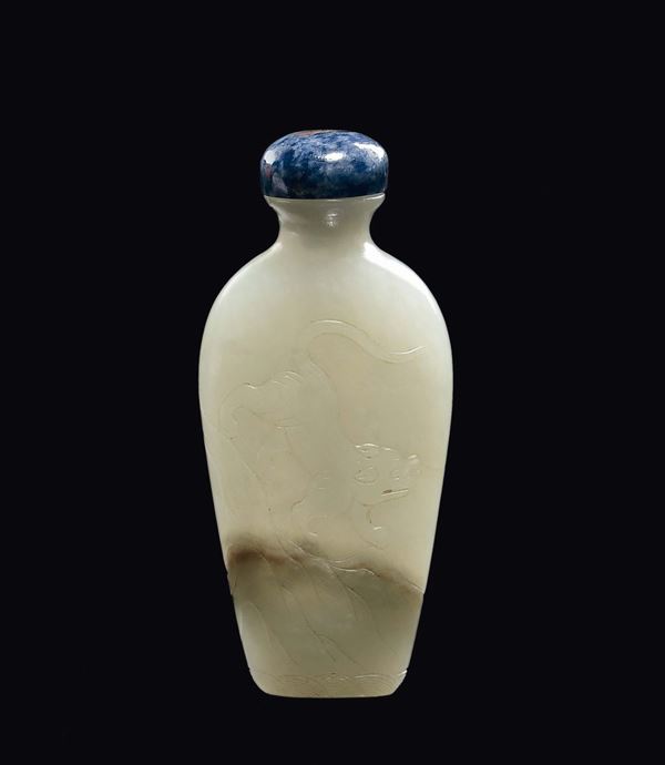 Snuff bottle in giada bianca con incisa tigre e iscrizione, Cina, Dinastia Qing, epoca Qianlong (1736-1795)