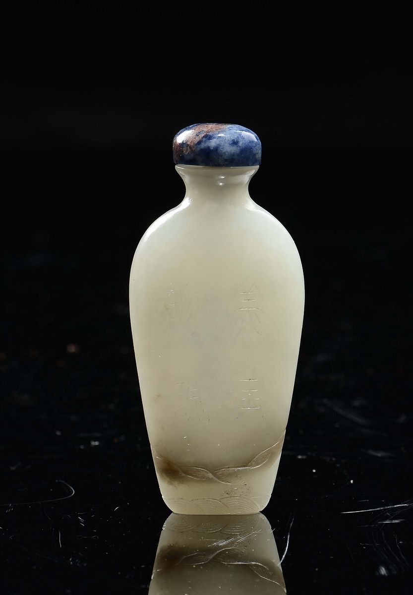 Snuff Bottle in Giada Bianca con Incisa Tigre e Iscrizione, Cina, Dinastia Qing, Epoca Qianlong (...