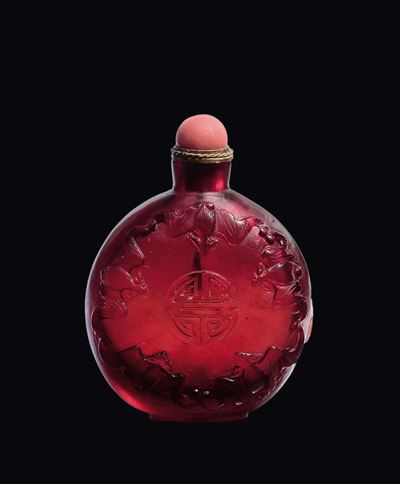 Cina, Dinastia Qing, Bottiglia da fumo in vetro rosso con pipistrelli, strumento musicale e spada...