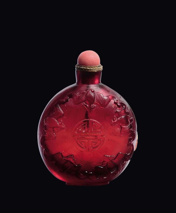 Snuff bottle in vetro di Pechino rosso con pipistrelli, strumento musicale e spada intrecciate, Cina, Dinastia Qing, XIX secolo
