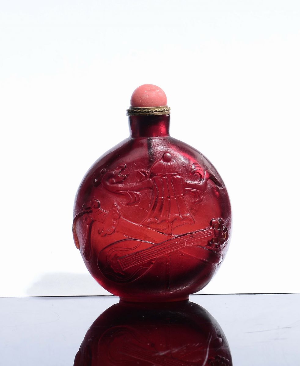Cina, Dinastia Qing, Bottiglia da fumo in vetro rosso con pipistrelli, strumento musicale e spada...
