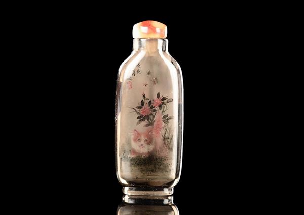 Snuff bottle in vetro con due gatti rossi tra fiori e iscrizioni, Cina, XX secolo