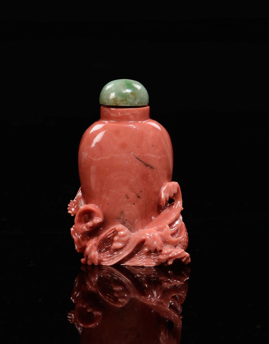 Snuff Bottle in Corallo con Guanyin e Pesce a Rilievo, Cina, Dinastia Qing, Fine XIX Secolo