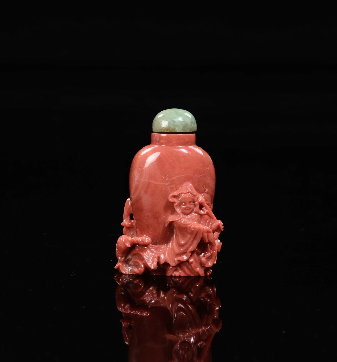 Snuff Bottle in Corallo con Guanyin e Pesce a Rilievo, Cina, Dinastia Qing, Fine XIX Secolo
