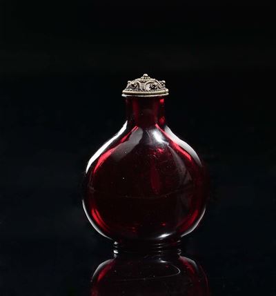 Snuff Bottle in Vetro di Pechino Rosso, Cina, Dinastia Qing, XIX Secolo