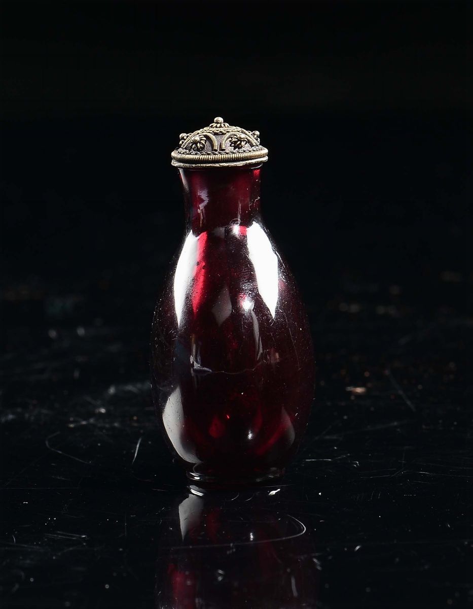 Snuff Bottle in Vetro di Pechino Rosso, Cina, Dinastia Qing, XIX Secolo