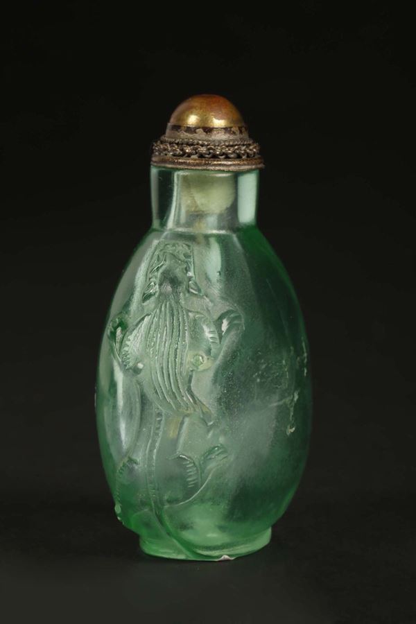 Snuff bottle in vetro di Pechino verde con draghi laterali che si prolungano alla base, Cina, Dinastia Qing, XIX secolo