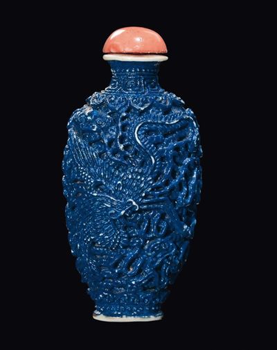 Snuff Bottle in Porcellana Monocroma Blu con Fenice e Drago in Rilievo, Cina, Dinastia Qing, XIX ...
