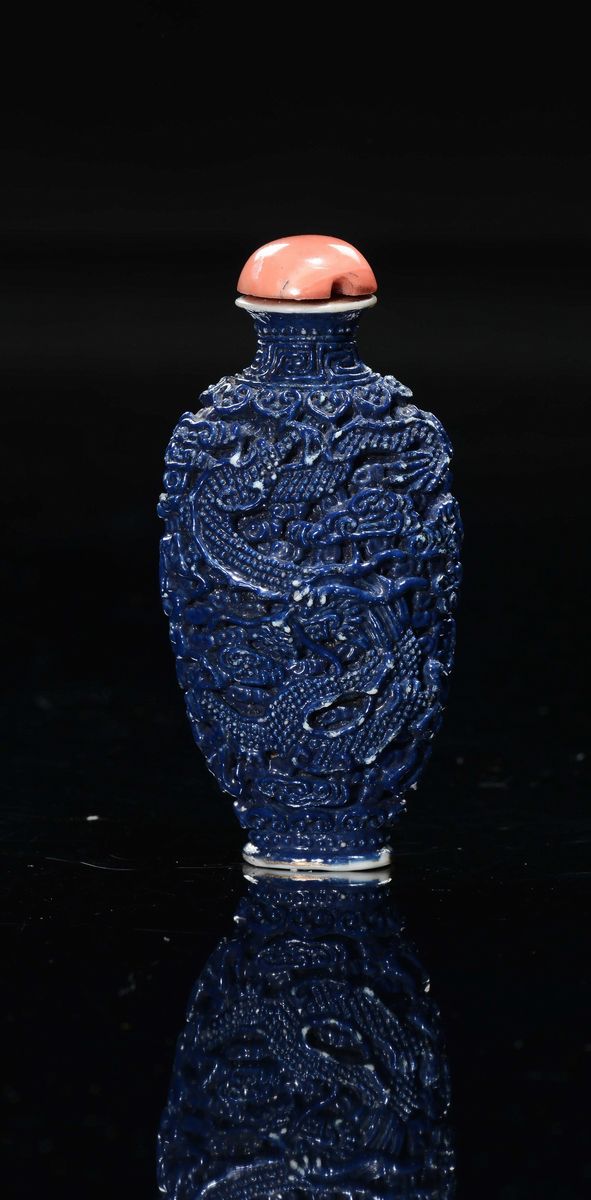 Snuff Bottle in Porcellana Monocroma Blu con Fenice e Drago in Rilievo, Cina, Dinastia Qing, XIX ...