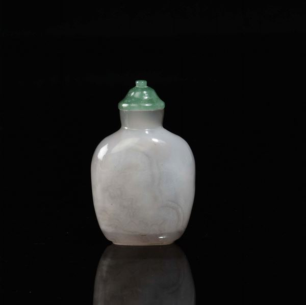 Snuff bottle in agata bianca con tappo verde, Cina, XX secolo