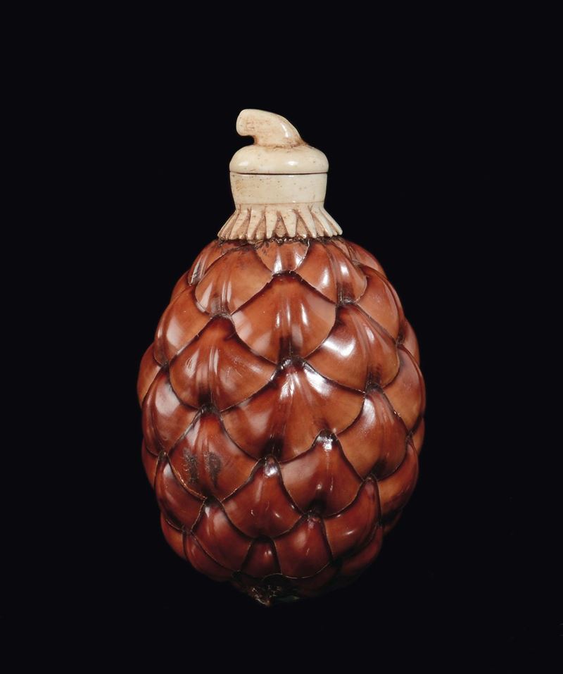 A glazed ivory pine cone snuff bottle, China, Qing Dynasty, 19th century  - Auction Fine Chinese Works of Art - II - Cambi Casa d'Aste