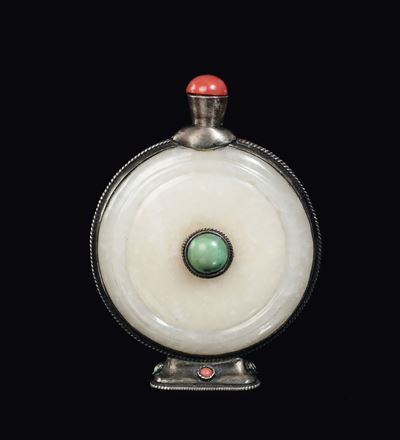 Cina, Snuff bottle circolare in giada bianca montata in argento con intarsi di pietre dure, Dinas...