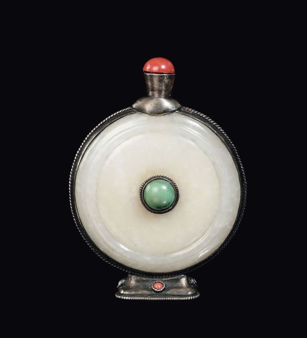 Snuff bottle circolare in giada bianca montata in argento con intarsi di pietre dure, Cina, Dinastia Qing, XIX secolo