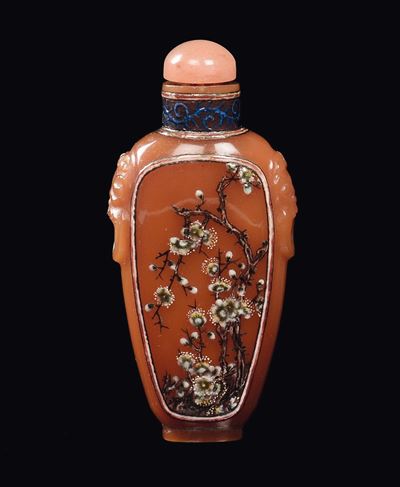 Snuff Bottle in Vetro Ambra Smaltata con Fiori di Ciliegio, Cina, Dinastia Qing, XIX Secolo
