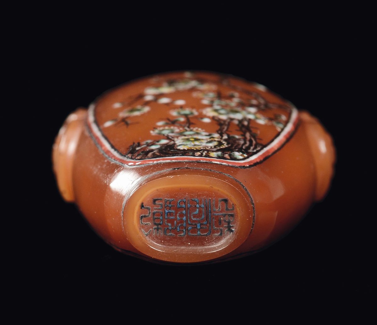 Snuff Bottle in Vetro Ambra Smaltata con Fiori di Ciliegio, Cina, Dinastia Qing, XIX Secolo
